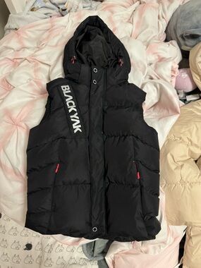 Black yak kids down vest